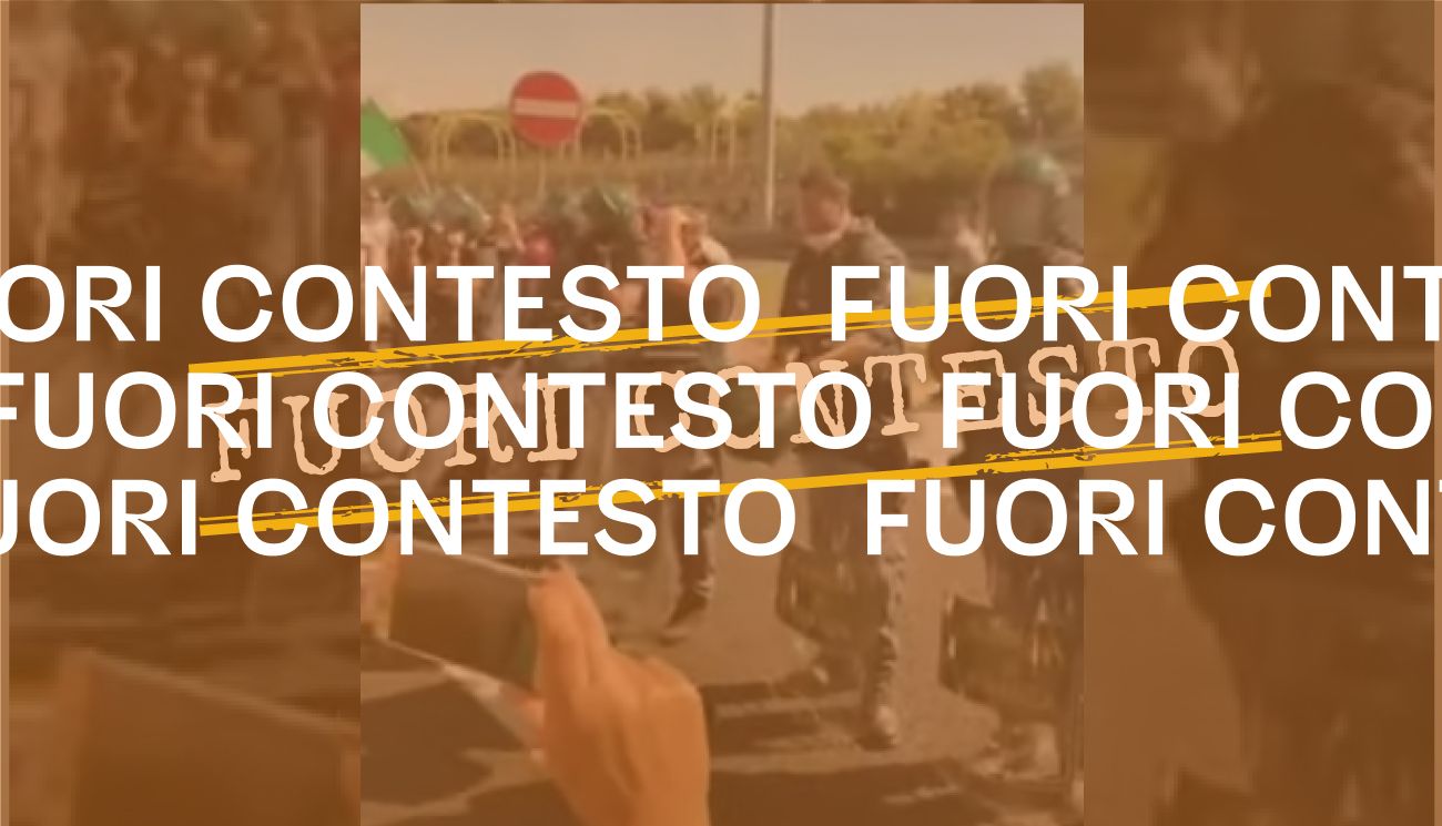 Questo video non mostra degli agenti di polizia che solidarizzano con i manifestanti no-green pass