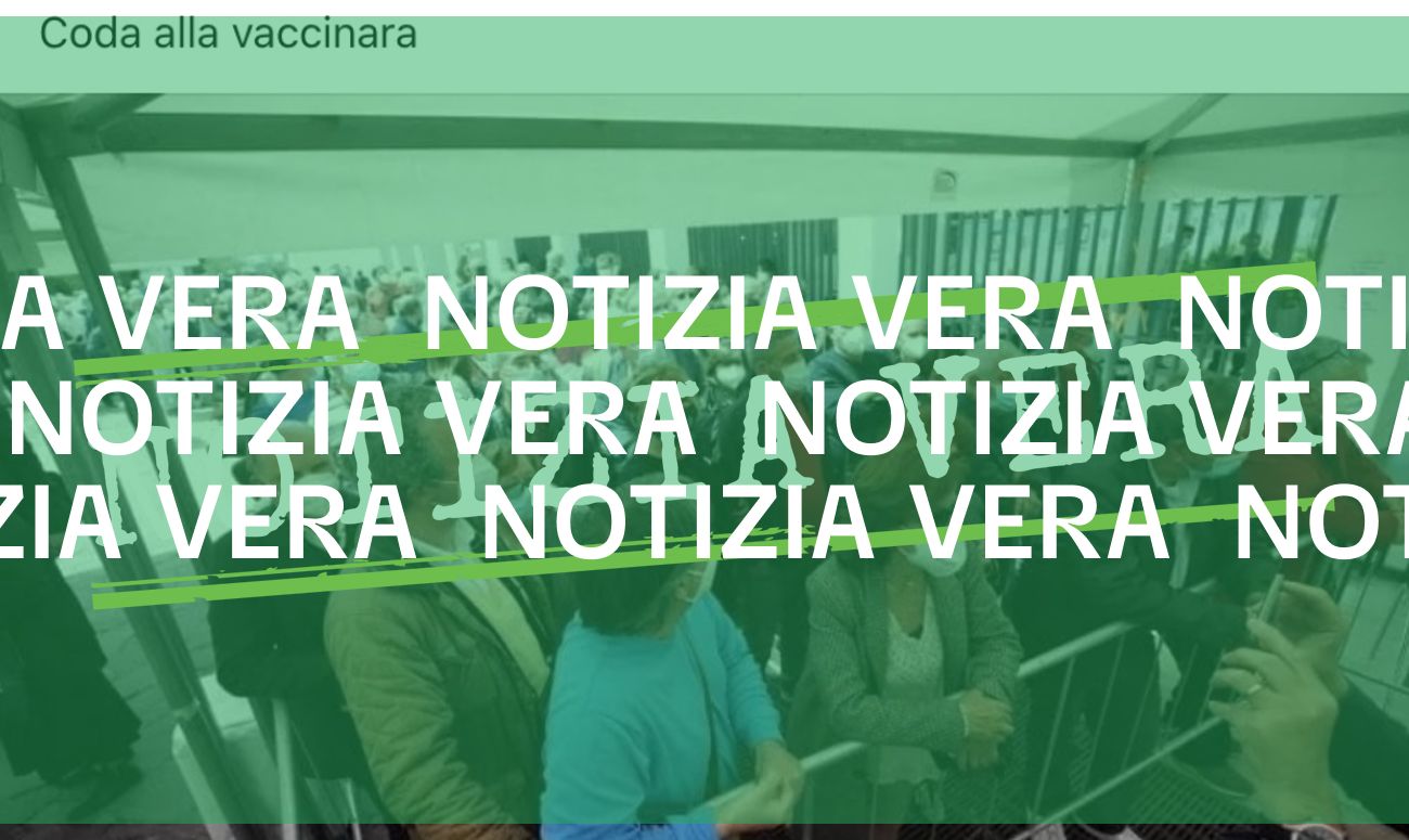 Sì, questa foto di persone assembrate con la mascherina immortala la coda per il vaccino