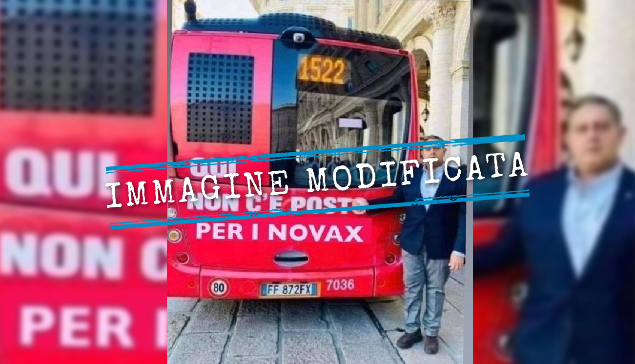 La foto di Giovanni Toti davanti a un bus con la scritta: «Qui non c’è posto per i novax» è falsa